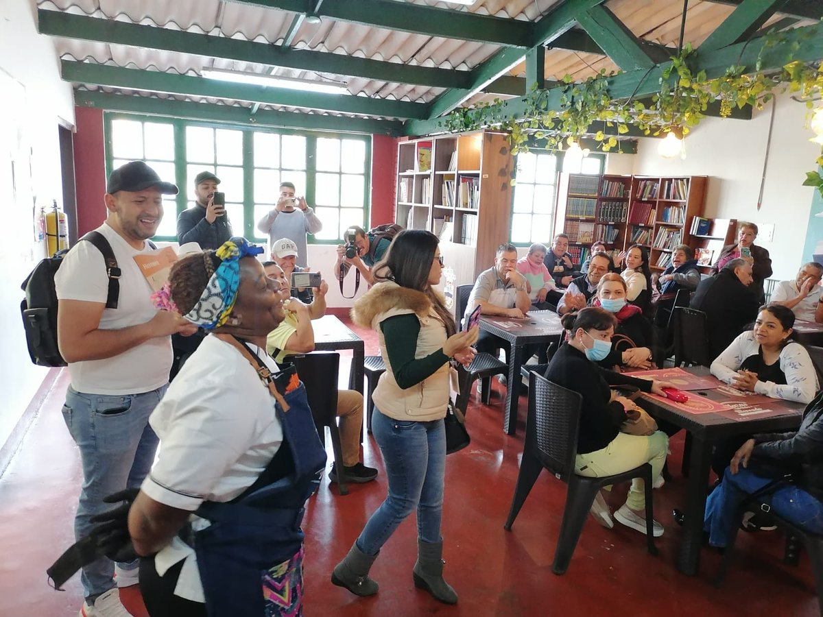fonturcol's tweet photo. #AEstaHora se está realizando misión exploratoria de empresarios del sector gastronómico del Departamento de Caldas en las principales plazas de mercado en Bogotá, con el fin de generar conocimiento de las buenas practicas de comercialización y exhibición del sector gastronómico. https://t.co/SzUYrzQuX4