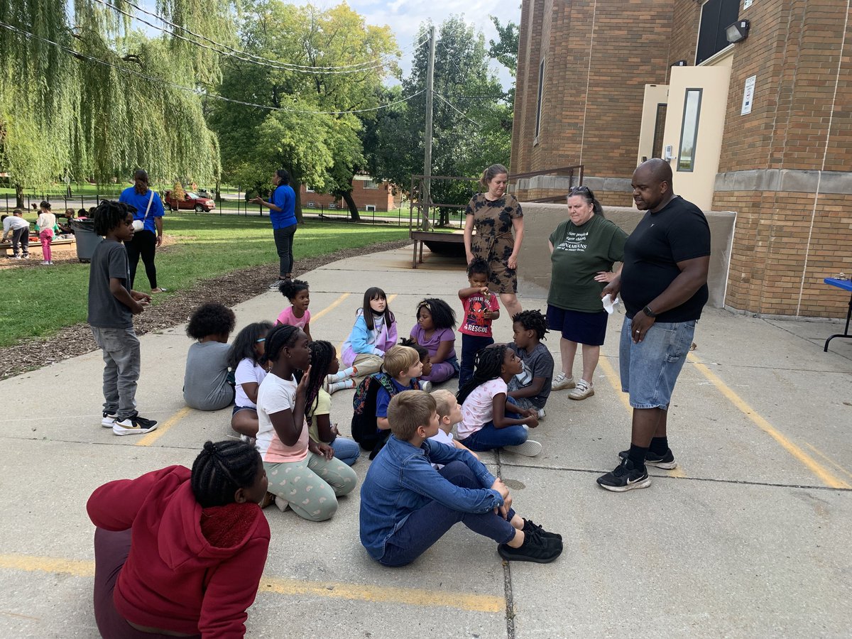 cwoverstreet's tweet photo. Honey jarring time with our Garden Club and parent/beekeeper @WholeKidsFnd #CPSSuccess https://t.co/tUrPBHyPxd