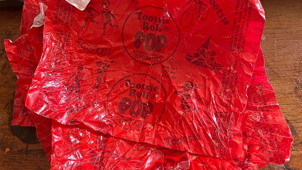 popwrapart's tweet photo. Life-long friend sent a care package. Her high school students saved #candywrappers for me. Class of 2025 & 26 are saving up, too! Note came at the right time, finishing 2 huge projects back-to-back. I was spent and exhausted. #thankyou #supportartists @TootsieRoll @Starburst https://t.co/pP7sMQAEPo