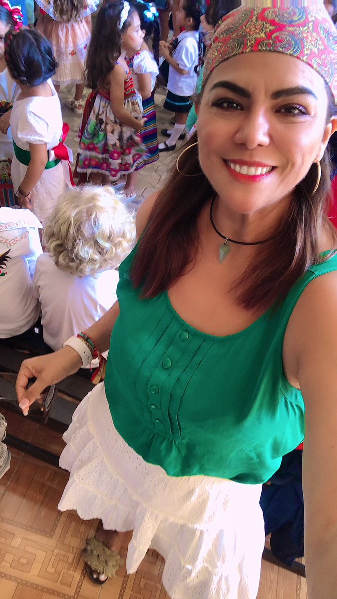 SoyLaFlecos's tweet photo. “ Mañanada Mexicana “ en el Colegio Inglés 
    #VivaMexico 🇲🇽 https://t.co/a1aIXUHF9i