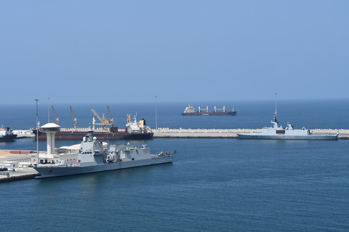 EMASOH_AGENOR's tweet photo. Meeting onboard 🇮🇹 Thaon di Revel together with 🇫🇷 Guépratte in 🇴🇲 Muscat between @EMASOH_AGENOR and European &amp; regional ambassadors and representatives for naval #diplomacy: freedom of navigation, de-escalation, and regional dialogue aiming for maritime security in the #Gulf. https://t.co/SJtq2w5iwO