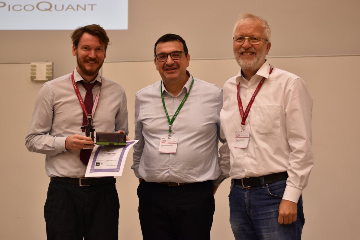 🥇 @PicoQuant #YoungInvestigatorAward goes to @BroichhagenJ at #GBMFallConference🎉 organizer Claus Seidel and @PicoQuant representative @e_sisamakis handed over the certificate; Congrats! 👍