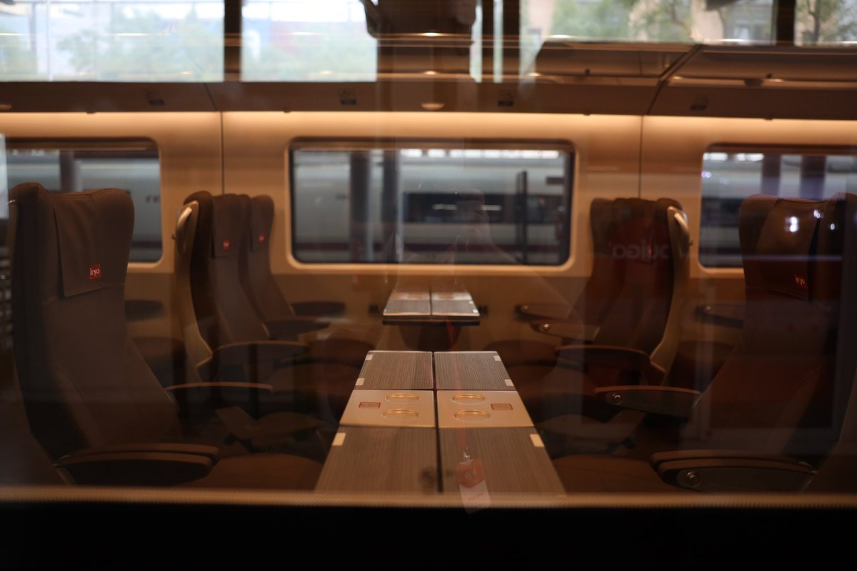 CotoMarin's tweet photo. Una nueva compañía ferroviaria se suma a la liberalización de la red ferroviaria española, se llama @iryo_eu. En noviembre comienzan operaciones entre #Madrid y #Barcelonay cubrirán toda la red de alga velocidad de @Adif_es 🇪🇸 #Andalucía en marzo 2023. Fotos para @El_Plural. https://t.co/42Zmfd0sYY