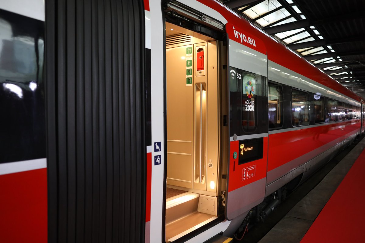CotoMarin's tweet photo. Una nueva compañía ferroviaria se suma a la liberalización de la red ferroviaria española, se llama @iryo_eu. En noviembre comienzan operaciones entre #Madrid y #Barcelonay cubrirán toda la red de alga velocidad de @Adif_es 🇪🇸 #Andalucía en marzo 2023. Fotos para @El_Plural. https://t.co/42Zmfd0sYY