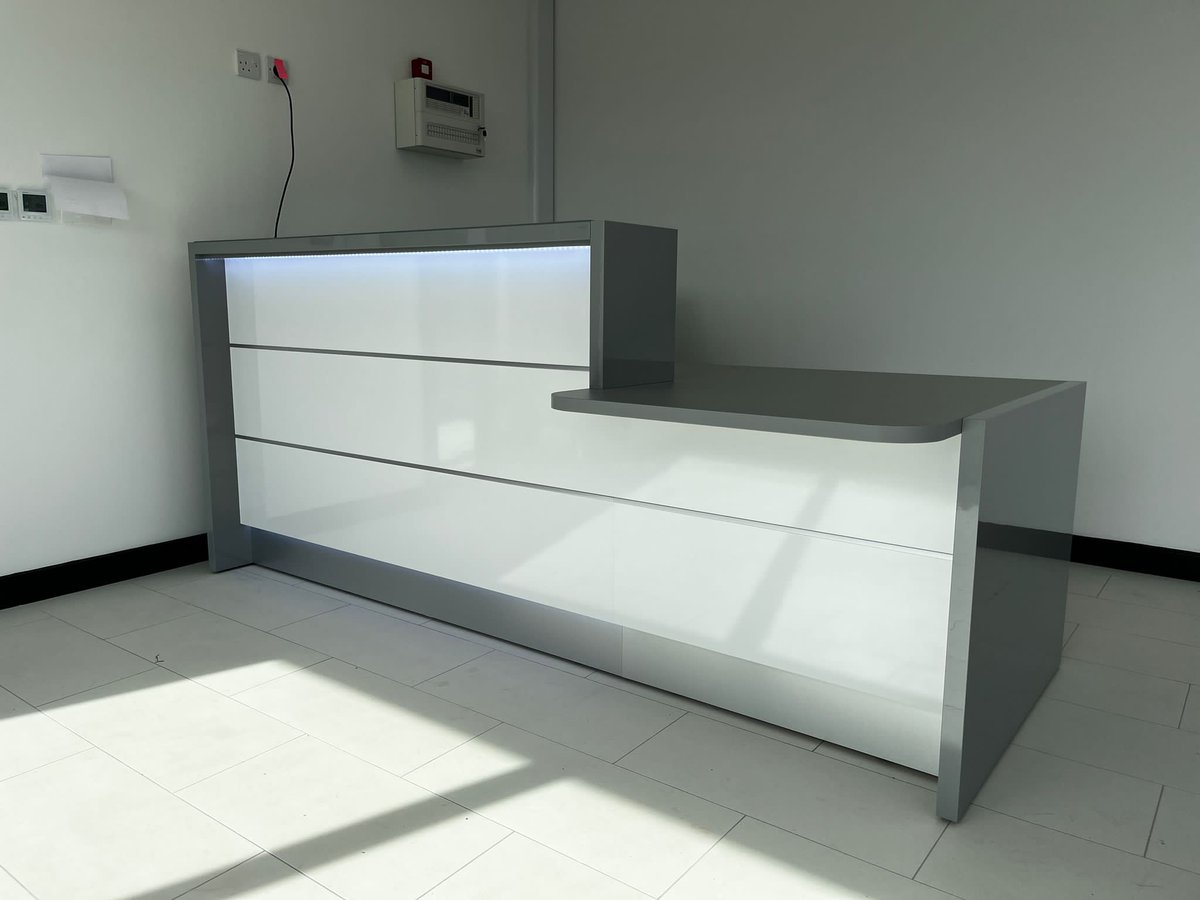 AerofoilDesign's tweet photo. The final photos from our installation in Anglesey.
The reception desk has a grey lacquered glass counter with a white gloss front, complete with LED lighting.
Also, a small meeting room table in white with an anthracite base accompanied by grey faux leather meeting chairs. https://t.co/9Ud6DpazFz