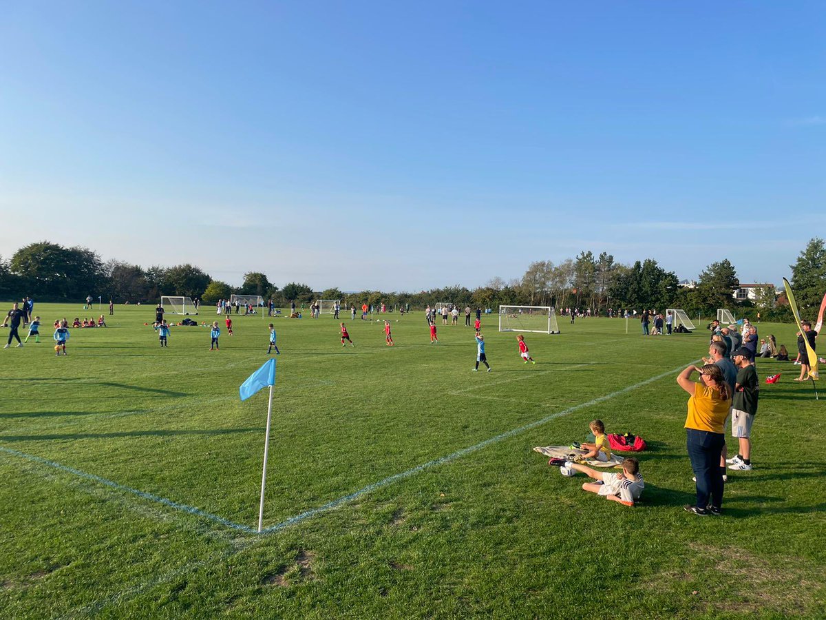 ShineSaintsFC's tweet photo. It was great to host @bcfcacademy1 u7 &amp; u8s last night in a few friendly fixtures. All the players represented their respected clubs brilliantly! We look forward to the second leg at Ashton Gate! https://t.co/wEt5xGOaby