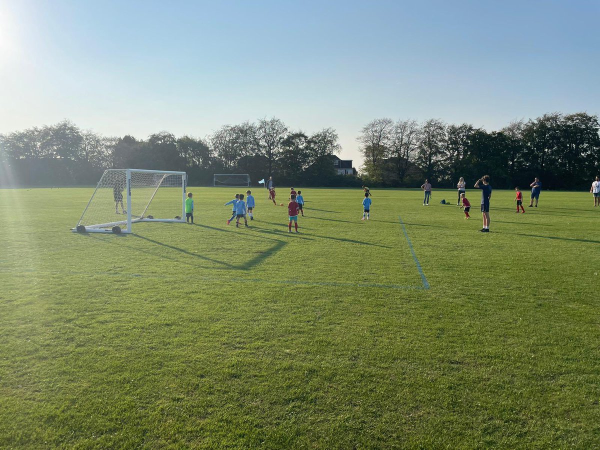 ShineSaintsFC's tweet photo. It was great to host @bcfcacademy1 u7 &amp; u8s last night in a few friendly fixtures. All the players represented their respected clubs brilliantly! We look forward to the second leg at Ashton Gate! https://t.co/wEt5xGOaby