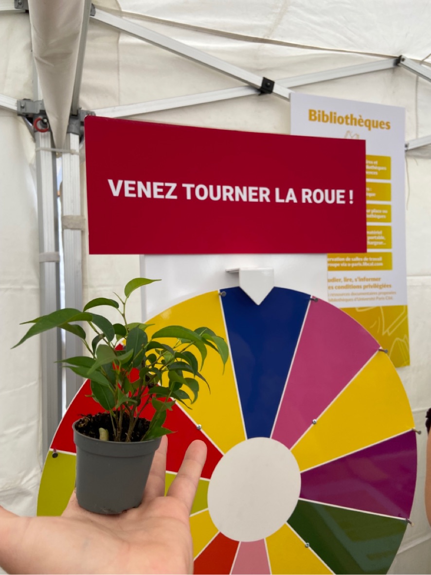 UPCite_Bib's tweet photo. #JAVA2022, ça commence aujourd'hui ! 🎉
Sur le campus des #GrandsMoulins d'@univ_paris_cite, venez tourner la roue et répondre à nos questions pour tenter de remporter des cadeaux ! 🎁 https://t.co/frXPAgfxvf