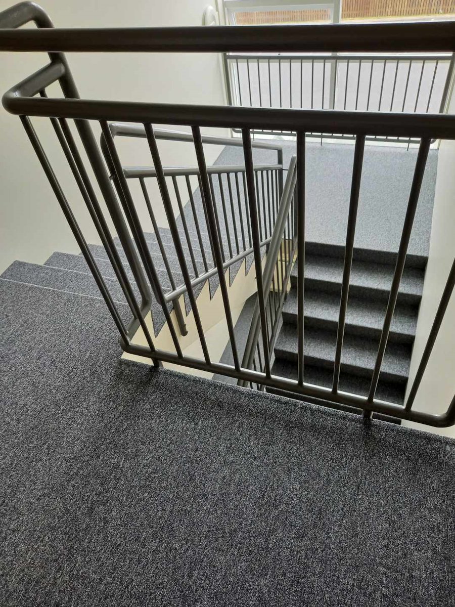 Við óskum íbúum að Hamravík 38, 112 Reykjavík til hamingju með nýja gólfteppið. Þau völdu E-blitz lit 195 á sameignina. 
parketoggolf.is/search/stigah%…