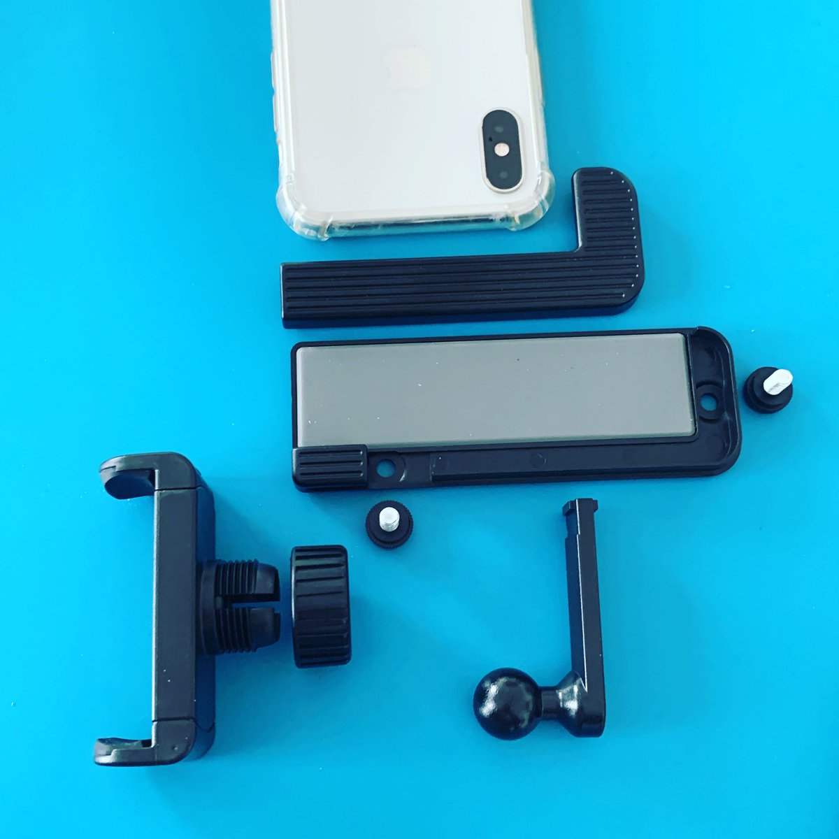 iPadBlog's tweet photo. Wenn demnächst das iPhone in macOS auch als Webcam genutzt werden kann, wird dieser Halter ein echter Renner werden. Hier noch in allen Einzelteilen. #iPhoneHolder #iPhone #macOS #NewFeature #Accessoires #BetterFuture #iPadBlog @UPerfectMonitor https://t.co/iOxilAMj8u