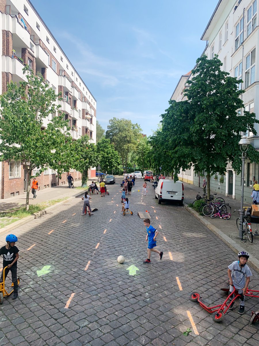 Die letzte Soldiner temporäre Spielstraße 2022, am autofreien Tag:
22.9., 15-20 Uhr in der Freienwalder Straße.
Es gibt einiges an Programm 😍 kommt vorbei!

#temporärespielstraße #autofreiertag2022 #soldinerkiez #berlinwedding
(c) Foto: StiftungFREIZEIT
soldiner-quartier.de/aktuell/news/d…