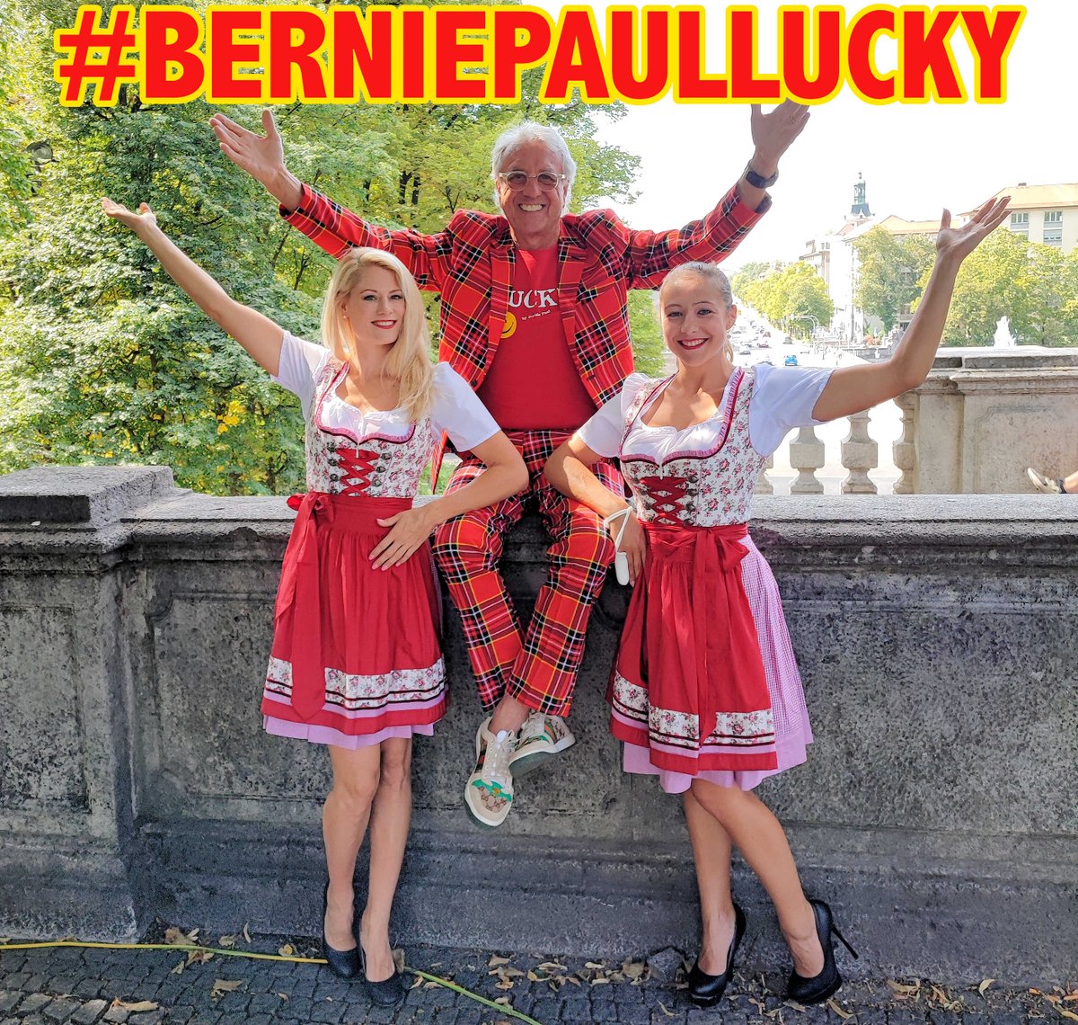 berniepaulmusic's tweet photo. Seid Ihr schon in Wiesnstimmung wie wir? Wann geht Ihr auf die Wiesn?
Bernie Paul mit seinen beiden Backgroundsängerinnen Claudia &amp; Tina.
#BerniePaulLucky #WasIsDes https://t.co/3fr4jCgmXo