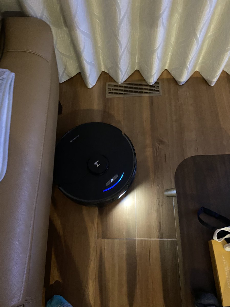 Ramchan0508's tweet photo. 部屋に新たな強敵が現れたようだ
ロボット掃除機が起動した...
ごめんね😂

#roborocks
#v7max
#水拭きまでしてくれる
#良い子
#ラム
#全力ダッシュ
#猫のいる暮らし
#猫好きさんフォローさせていただきます https://t.co/MJ6PfDQpWP