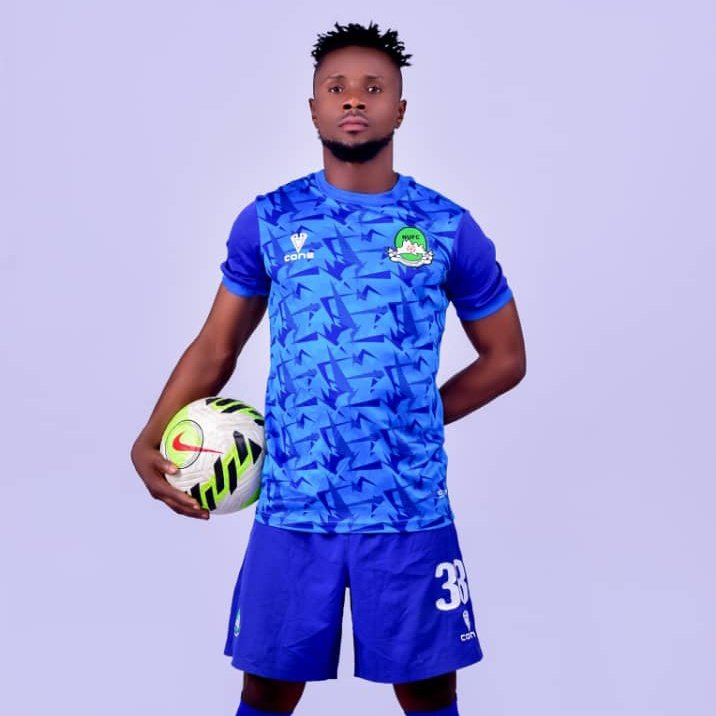 OfficialIniEdem's tweet photo. My name is Ini Edem.

Nasarawa United defender.

I'm excited to be here. Make una show me around ☺️.

@PoojaMedia @FisayoDairo @LMCNPFL @OgaNlaMedia @Mike_ThePundit @Undisputed_Jsam @thenff https://t.co/U08uRSUiWi