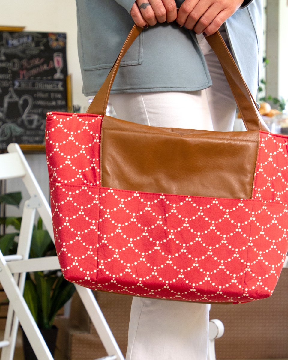 ArtGalleryFab's tweet photo. A cute tote or purse is always in style, especially made up in rich and vibrant botanicals💐. Check out these projects and many more in our Garden of Opulence Lookbook. https://t.co/djtCLDkB9e
#AGFGardenofOpulence #barij #AGFSeasonofTribute #handmadebags #bagmakersofinstagram https://t.co/KvDsJhf7OM