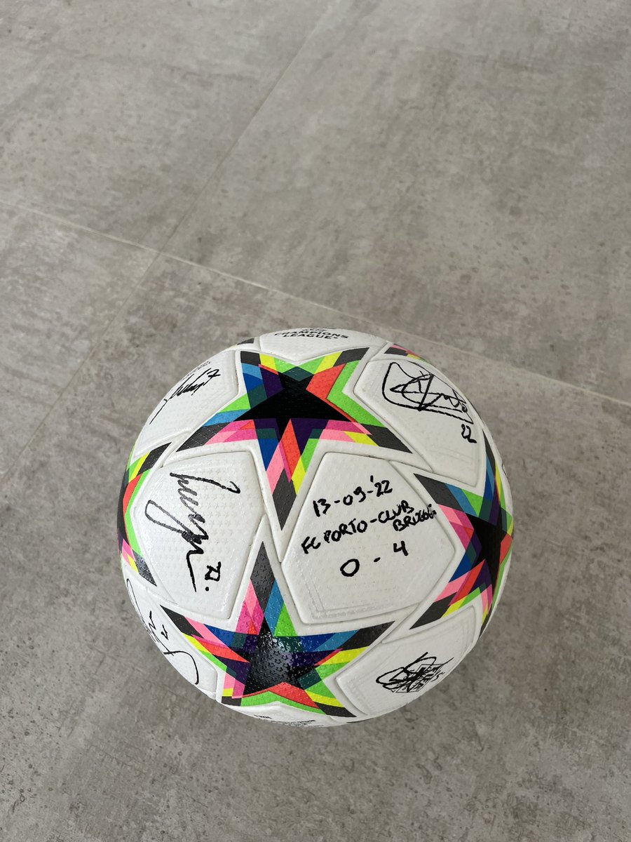 MichVijverman's tweet photo. Tijdens de #ucl campagnes probeer ik steeds met mijn collega’s een matchworn shirt te wisselen. Dinsdag was dit, begrijpelijk, niet evident.
Geen shirt dus, maar de wedstrijdbal is wel meegekomen naar Brugge.
Binnen 2 jaar te bewonderen ih museum vh nieuwe stadion? 😉 #Porclu https://t.co/TVNXbJUS9v
