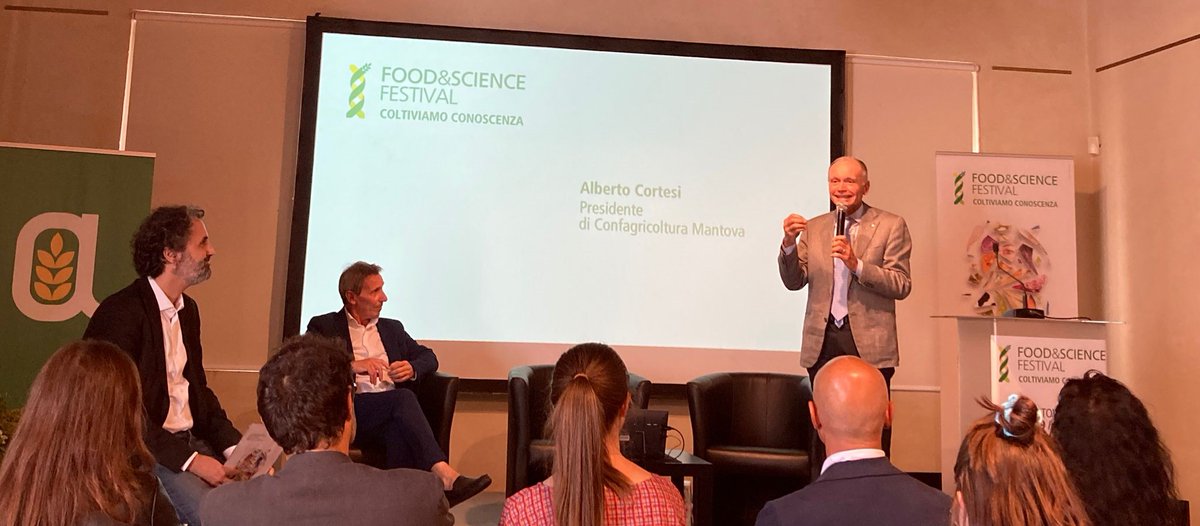 SyngentaItalia's tweet photo. Parla il Presidente di @Confagri_Mn: 
"Senza la scienza è difficile pensare di affrontare queste nuove problematiche dell’agricoltura: coraggio e mente aperta di affidarci a chi ha le competenze. Noi come agricoltori stiamo seminando per il futuro attraverso il @foodsciencefest." https://t.co/qBA7udDEfS