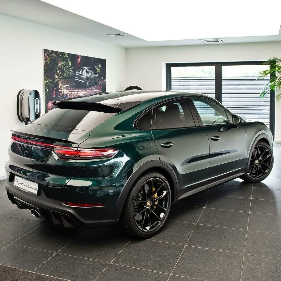 PlfFans's tweet photo. Styled to take the lead with ease: a 2022 #CayenneTurboGT in #PTS Jet Green Metallic (Z6H) by Studio3DF Fotografia at Porsche Centrum Krakow.
#Porsche #PorscheExclusiveManufaktur #CayenneTurboGTCoupe #TurboGT #ShapedByPerformance #SUV #PaintToSample #Motorsport #Lebanon https://t.co/isg9VPAMpu