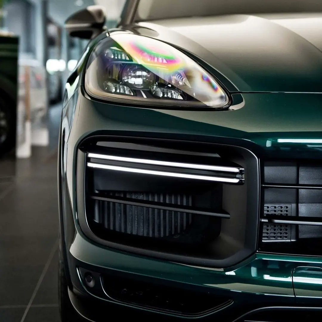 PlfFans's tweet photo. Styled to take the lead with ease: a 2022 #CayenneTurboGT in #PTS Jet Green Metallic (Z6H) by Studio3DF Fotografia at Porsche Centrum Krakow.
#Porsche #PorscheExclusiveManufaktur #CayenneTurboGTCoupe #TurboGT #ShapedByPerformance #SUV #PaintToSample #Motorsport #Lebanon https://t.co/isg9VPAMpu