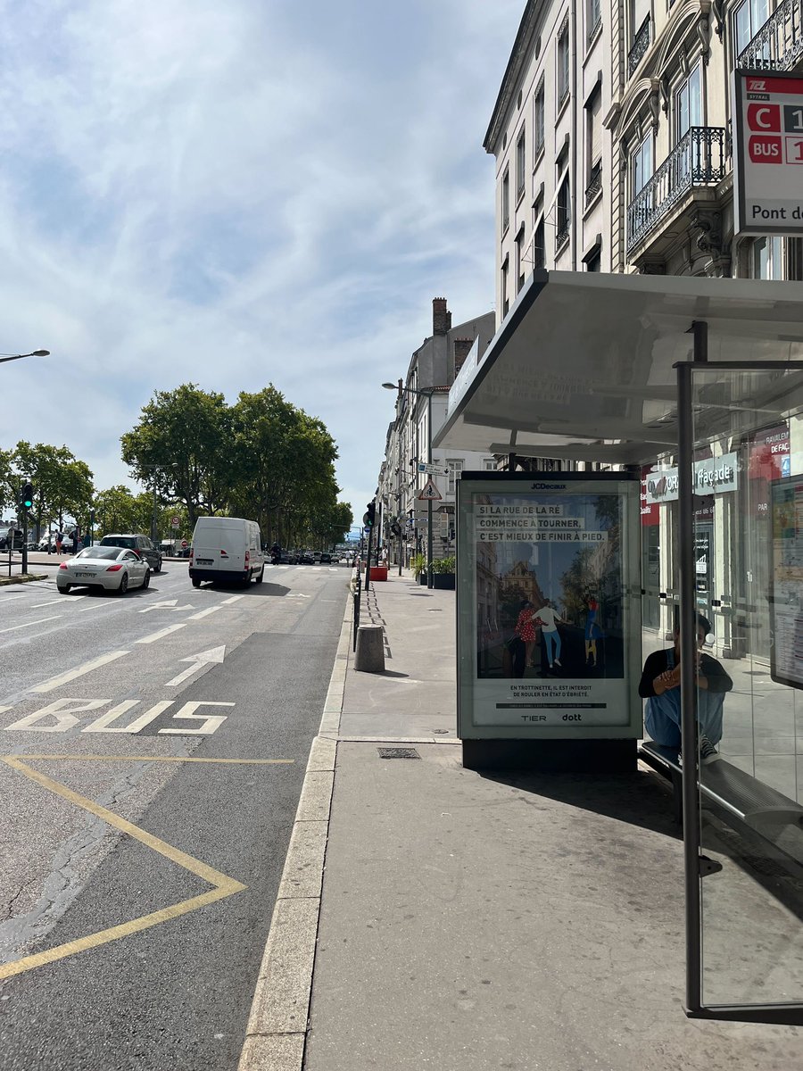 AlexandreCHANAL's tweet photo. @dott_fr et @tier_mobility collabore pour une campagne de prévention et de sensibilisation à l’utilisation des trottinettes électriques en libre-service dans @villedelyon 🛴🦁 #trottinettes #lyon #campagne #communication #securite https://t.co/JYIjg9eN3V