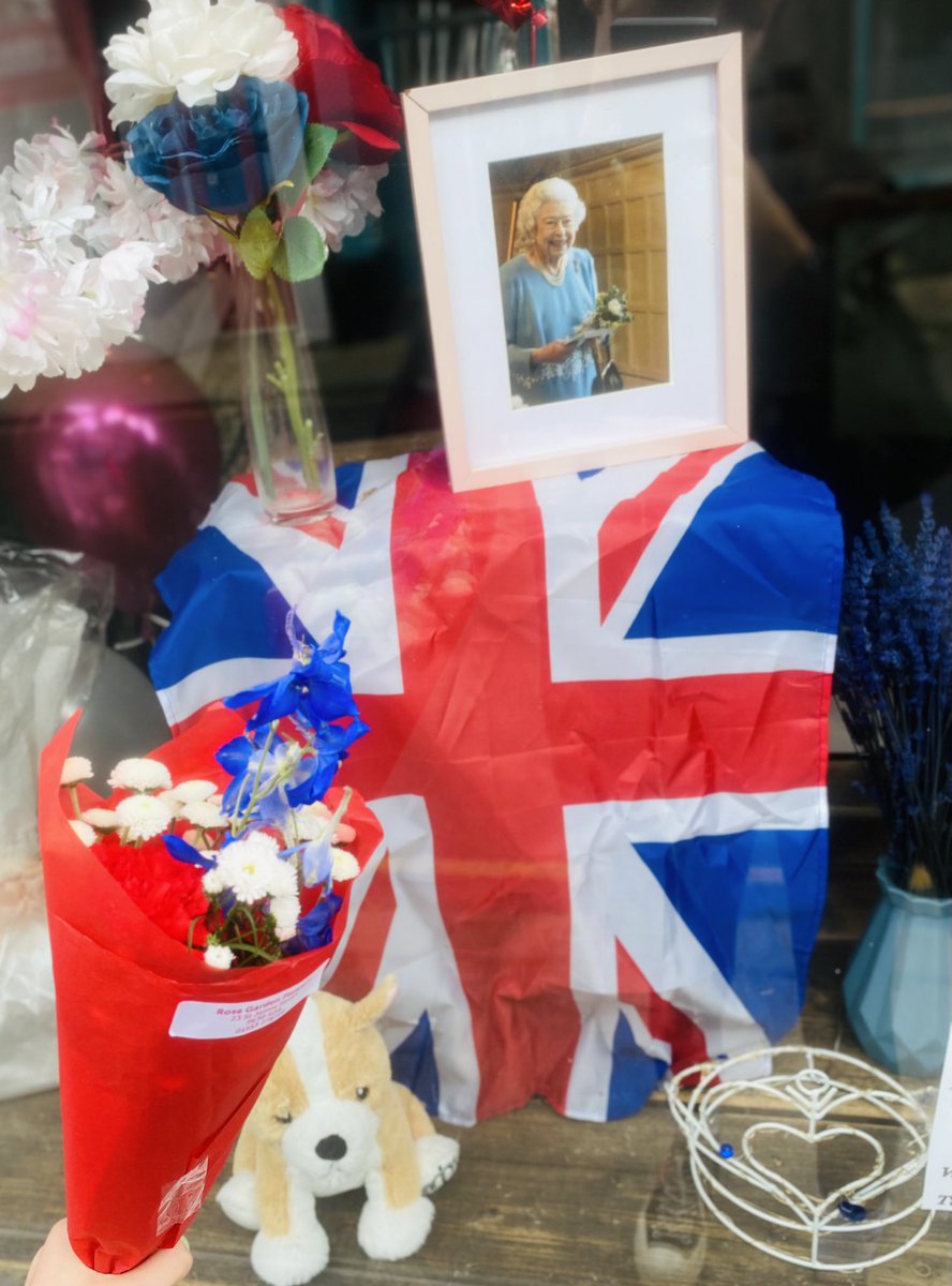 💙🤍❤️ Visiting Sandringham today, if you require flower we have beautiful small bunches available, single stem or arrangements are also available❤️🤍💙

#queenelizabeth #queen #hermajestythequeen #lovethequeen❤️ #localbusiness #localflorist #sandringham #sandringhamestate