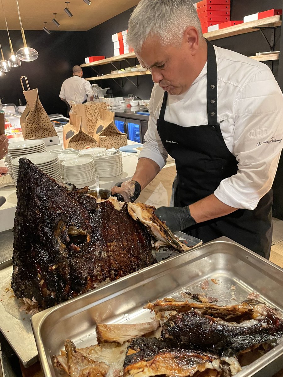 Bocado de boda de <a href="/NanduJubany/">Nandu Jubany</a> en <a href="/AndorraTaste/">Andorra Taste</a>. Cabeza de atún rojo de 32 k. 4 horas de horno y rustida con salsa teriyaki y limón. Se sacan  trozos, gelatinas, entresijos, grasa de ojos, carrilleras… y se aliña con cebollino, encurtidos, piparra, cebolla, huevo. Inolvidable.