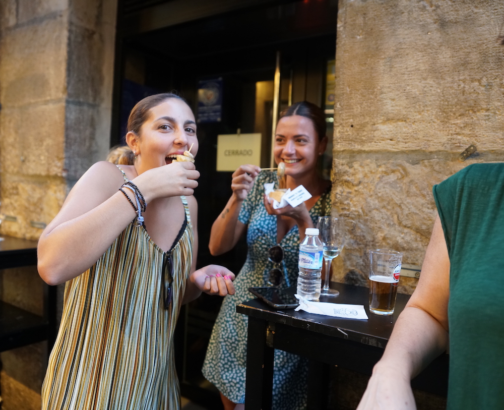 callelaurel_'s tweet photo. El arte de comer #champis alcanza otro grado en #lalaurel 🍄🤣 ¿Quién no ha hecho malabarismos con la servilleta, el pan, el champi que le da por bailar 💃? ¿quién no ha sentido la media sonrisa 😏 del de al lado, atent@ a ver si consigues comértelo sin liarla🤞? https://t.co/b3zpVePWaD