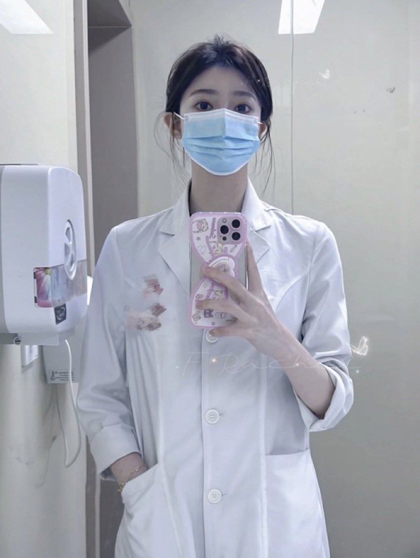 garce_jg's tweet photo. 穿着护士服去吃饭是什么体验感？☺️ https://t.co/ZbZdcROOqq