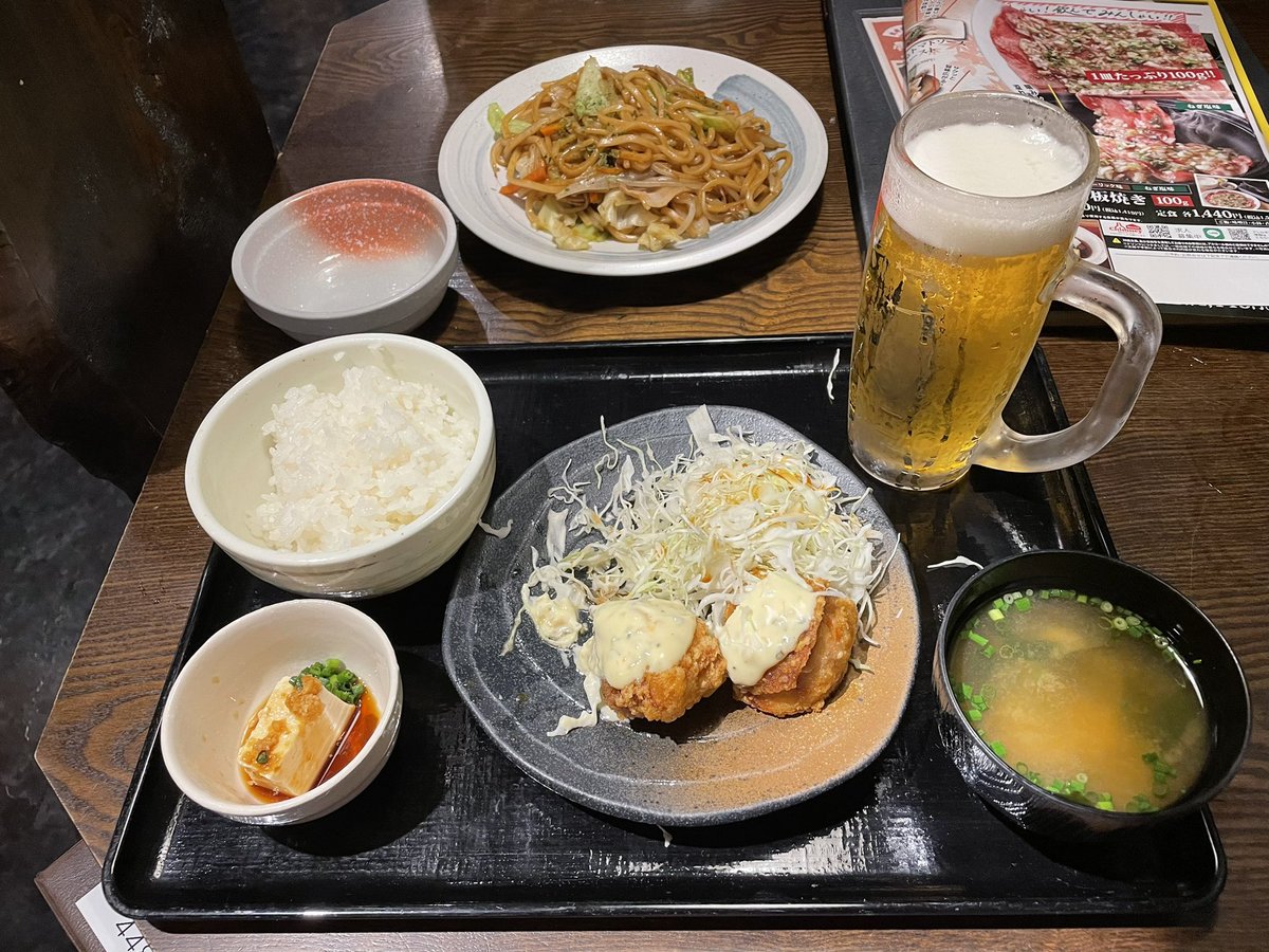 toshi5657's tweet photo. 出張先で、焼きそばとキャベツ大盛りの鳥唐揚げ頼んだつもりが唐揚げ定食きた〜♪
また、太るな😭食べ���るかな https://t.co/NeVS6YHihP