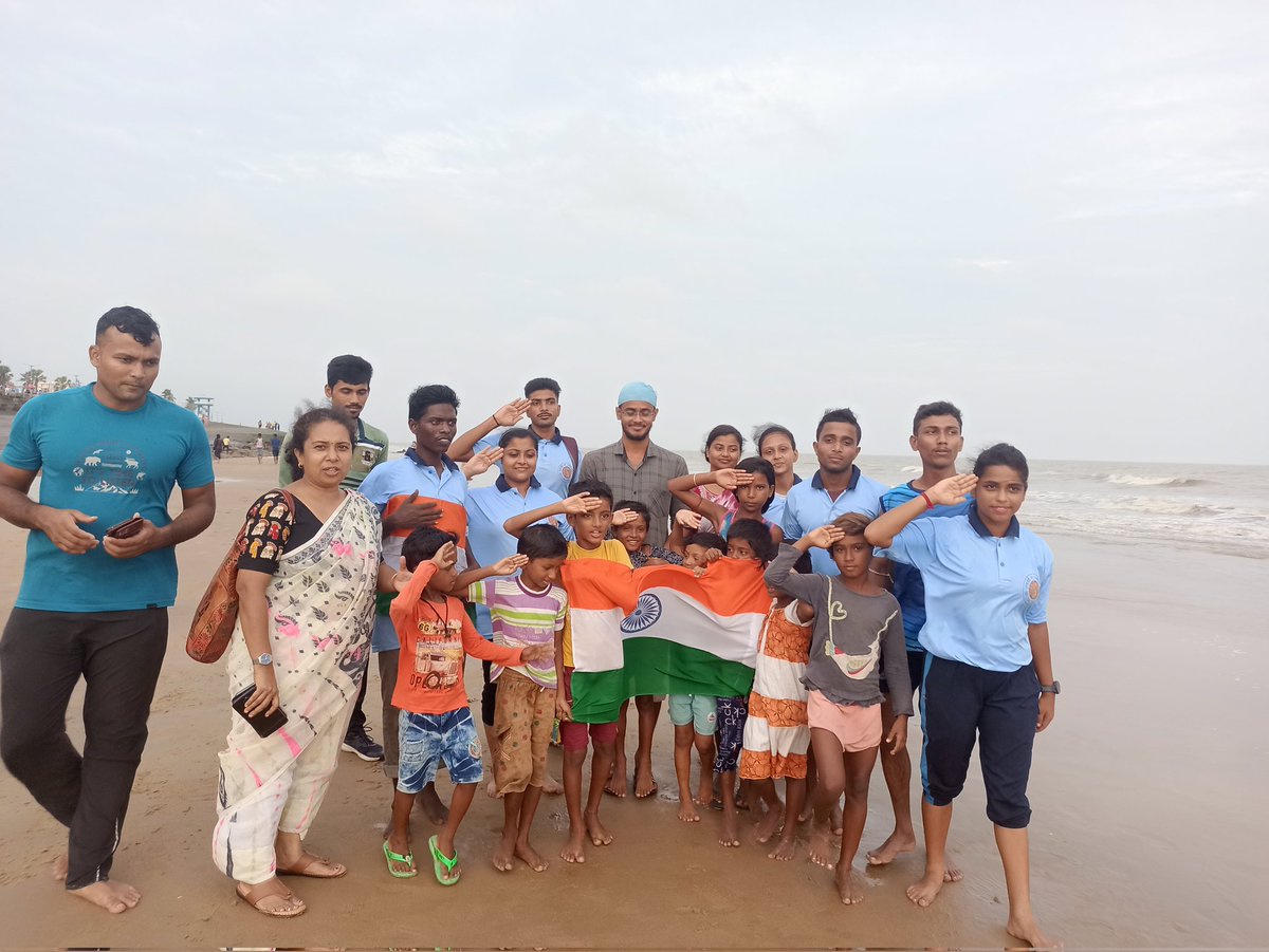 NSSUnit2_Belda's tweet photo. Children of nearby communities in Digha enjoying Quality Time with POs &amp; volunteers of NSS Units I, II III, Belda College at Digha Sea Beach during Swachh Sagar Surakshit Sagar Campaign @rdnss_kolkata @_NSSAwards @_NSSIndia @NssrdD #SwachhAmritMahotsav @YASMinistry @swachhbharat https://t.co/mNmVE7rfjg