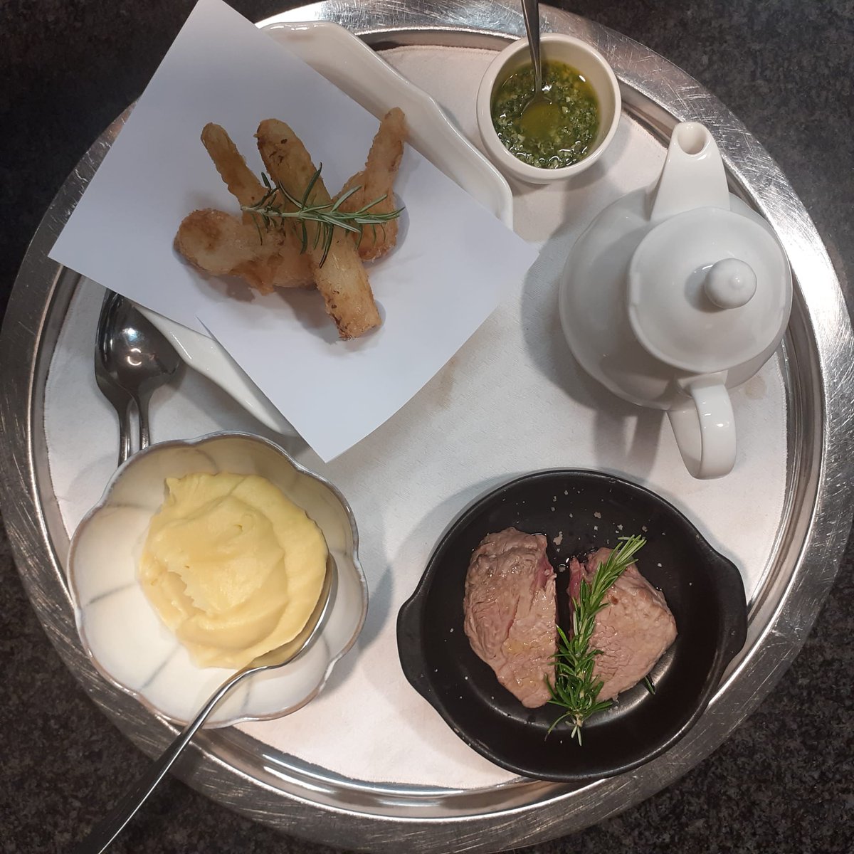 Stasera 👇 Ganassino di manzetta bollito,salsa verde e purè di patate #15settembre #HerMajesty #QueenElizabeth #dinner #dinnertime #cena #CucinaItaliana #asporto #takeaway #cucinaconviviale #lifestyle #madeinitaly #como #lagodicomo #gualtieromarchesi #wlacucina #love