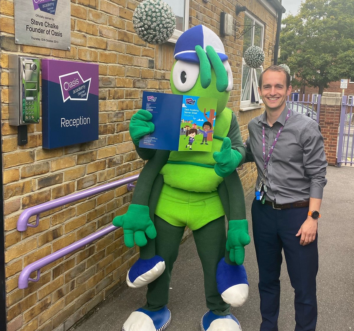 OasisSkinnerSt's tweet photo. Wow! Our pupils had a very special visitor at assembly this morning. Thank you Buster for making us all smile this morning! @KMCharityTeam
#KMGroup #BustersBookClub https://t.co/vnKxprBrkv