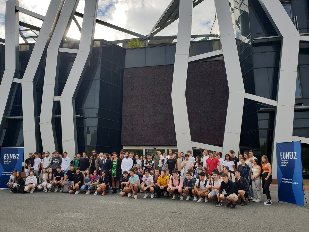 euneiz_uni's tweet photo. Los alumnos de #EUNEIZ han comenzado su primer día universitario con un acto de recibimiento del rector Lluís Vicent. Tras la foto de familia, reunión con sus coordinadores académicos. #EuropeanUniversityGasteiz 
#innovacion https://t.co/hcirKAJJNq