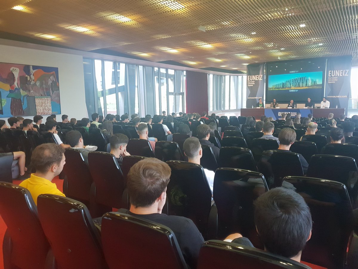 euneiz_uni's tweet photo. Los alumnos de #EUNEIZ han comenzado su primer día universitario con un acto de recibimiento del rector Lluís Vicent. Tras la foto de familia, reunión con sus coordinadores académicos. #EuropeanUniversityGasteiz 
#innovacion https://t.co/hcirKAJJNq