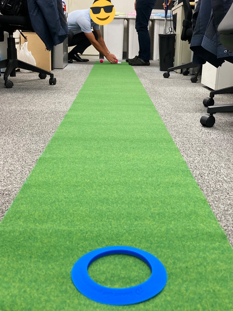 JCOS_20050607's tweet photo. 弊社オフィスに突如5mのグリーンが出現⁉️
社員のお誕生日で少しずつ費用を出してプレゼント🎁したのだとか!✨
パター大会が始まりました😄

お誕生日おめでとうございました♪

※業後です🙆‍♀️ https://t.co/6cohvsC6Re