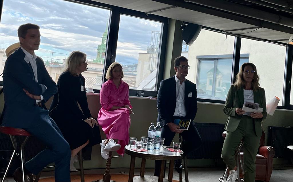 Ch_Nageler's tweet photo. "New Leadership" war das Thema beim heutigen Business Breakfast von Eblinger &amp; Partner Executive Search im schicken Dachboden des 25 hours Hotels in Wien. Spannend, was sich beim Verständnis von Führungskräften tut! Ich habe einige sehr inspirierende Gedanken mitgenommen. https://t.co/L2PtyUPhDm