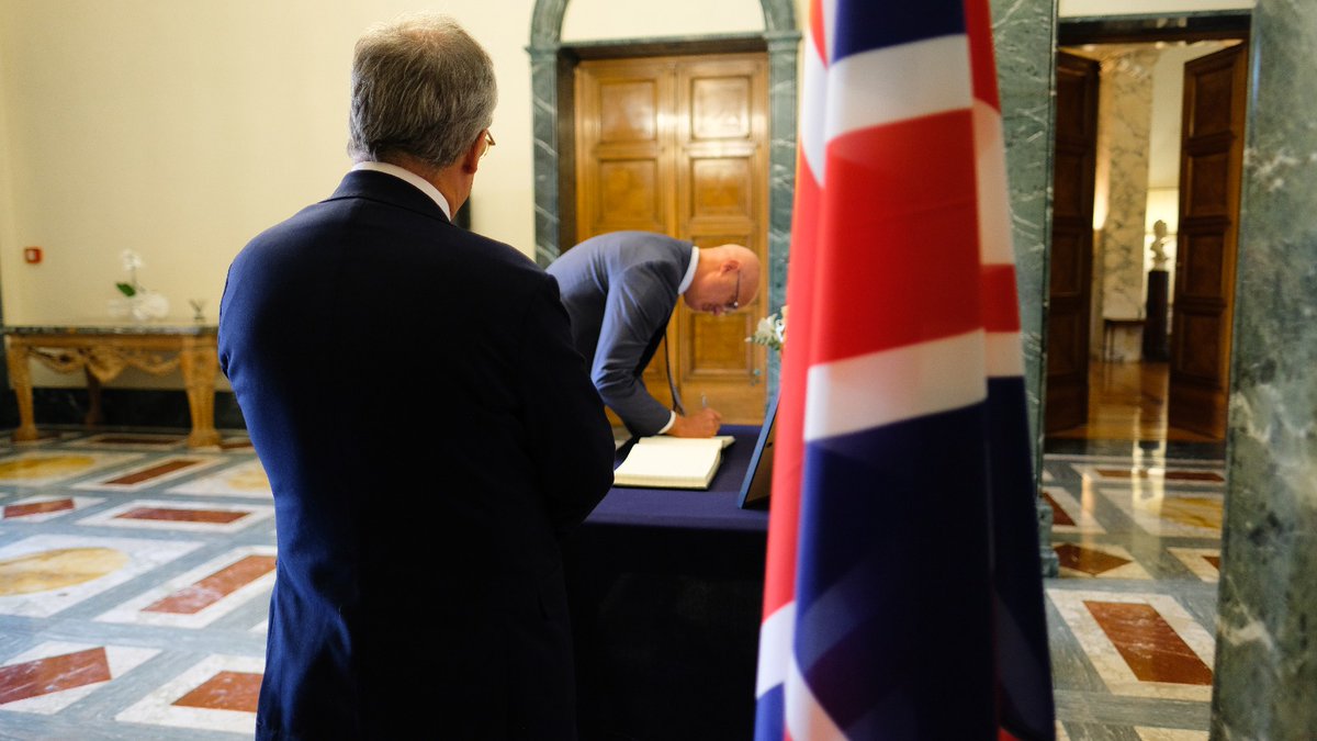 Mi sono recato all'Ambasciata inglese a Roma per porgere le condoglianze in seguito alla scomparsa della #ReginaElisabetta. La mia vicinanza alla famiglia reale e al popolo inglese.