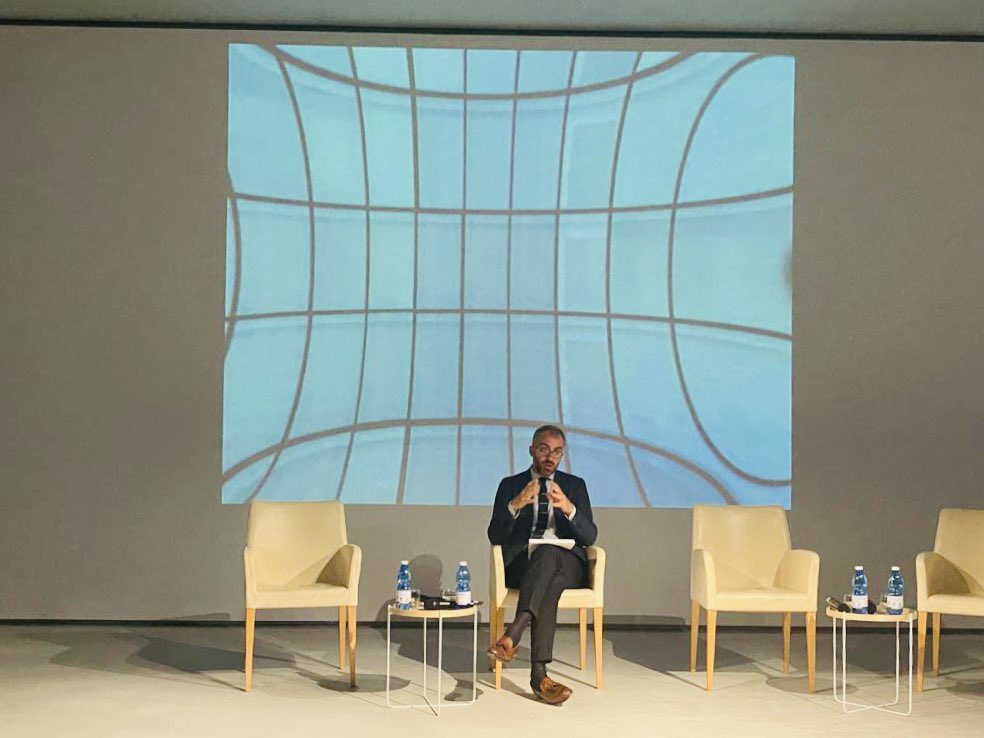 Ad #Artissima2022 torna il mondo: in fiera ci saranno 174 gallerie da 4 Continenti e 28 Paesi. Ci saranno 35 progetti monografici di artisti e gallerie per #ArtissimaVoiceOver, 7 sezioni di cui 3 curate, 10 fra premi, riconoscimenti e supporti assegnati in fiera