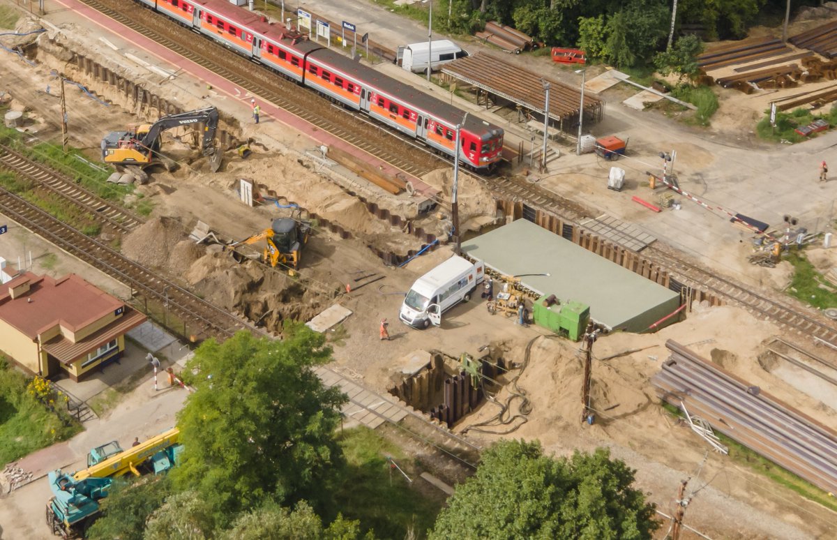 PKP_PLK_SA's tweet photo. Dla bezpieczeństwa na #kolej powstają nowe bezkolizyjne skrzyżowania m. in. na lk #Koluszki-#Łódź. PLK z samorządami budują wiadukty #Gałków i #Andrespol. Wzrośnie komfort podróży🚄i będzie lepsza komunikacja drogowa. Obok prac kursują pociągi. #FunduszeUE https://t.co/Pg3DPtuy0O https://t.co/45TRK1UctS