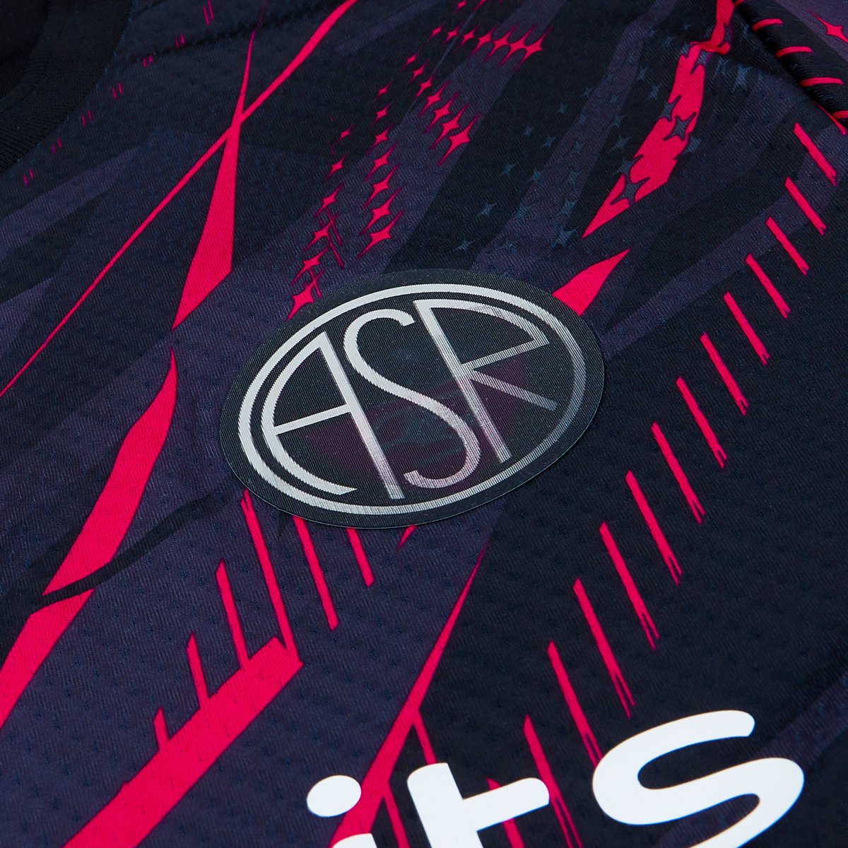 phildelves's tweet photo. The holographic crest on the new Roma third is a massive gimmick and I love it. https://t.co/0kV30u0gdU
