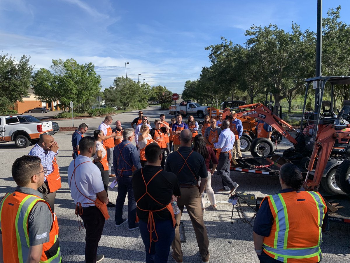 Southeast OSE PARs recognizing Store Manager Mark and Pro DS Beatriz for adding shareholder value! District Training QC class by Carlos Cainas and a Pro Event at 6380. Let’s Go!!