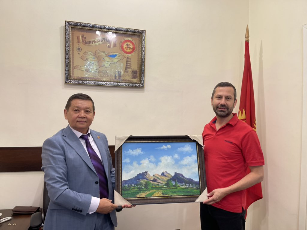 Kırgızistan İnşaat çalışanları sendikasının Genel Başkanı Karachalov Eldiiar ve Büro çalışanları sendikasının Genel Başkanı Namazov Kubanychbek Shaimbekovich İle bir araya geldik. Göstermiş oldukları ilgi ve alaka için kendilerine teşekkürlerimi sunuyorum.