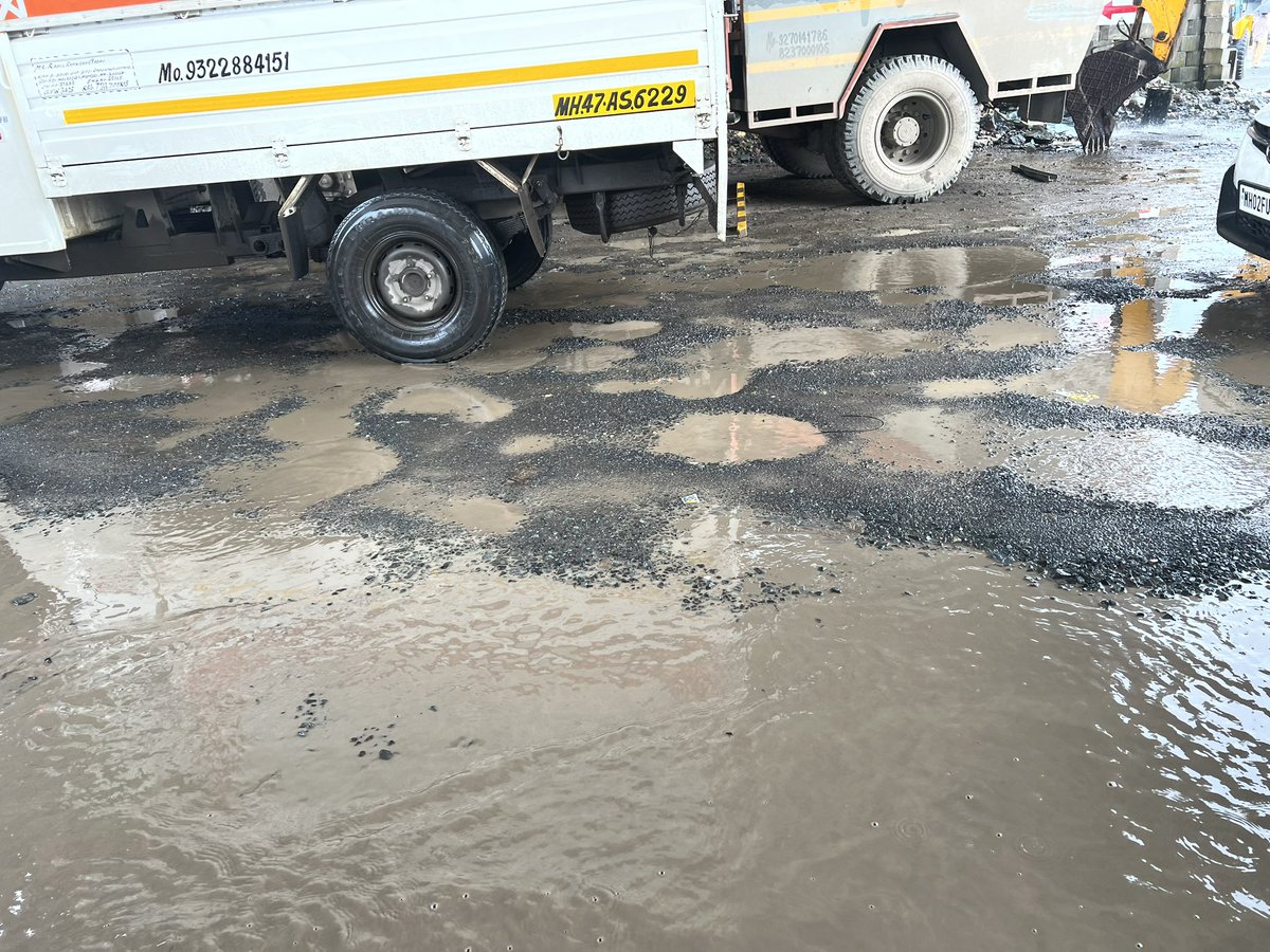 gauravsoni91's tweet photo. @nitin_gadkari @CMOMaharashtra @Dev_Fadnavis @PMOIndia This Has Been A Everyday Issue At NH08 main Gujarat Mumbai Highway where Due To Pot Holes Traffic Jam For Around 6-7kms daily we commuters have to Face and no authority looks into same..loss of everything fuel,time n business https://t.co/ffinWMIz5F