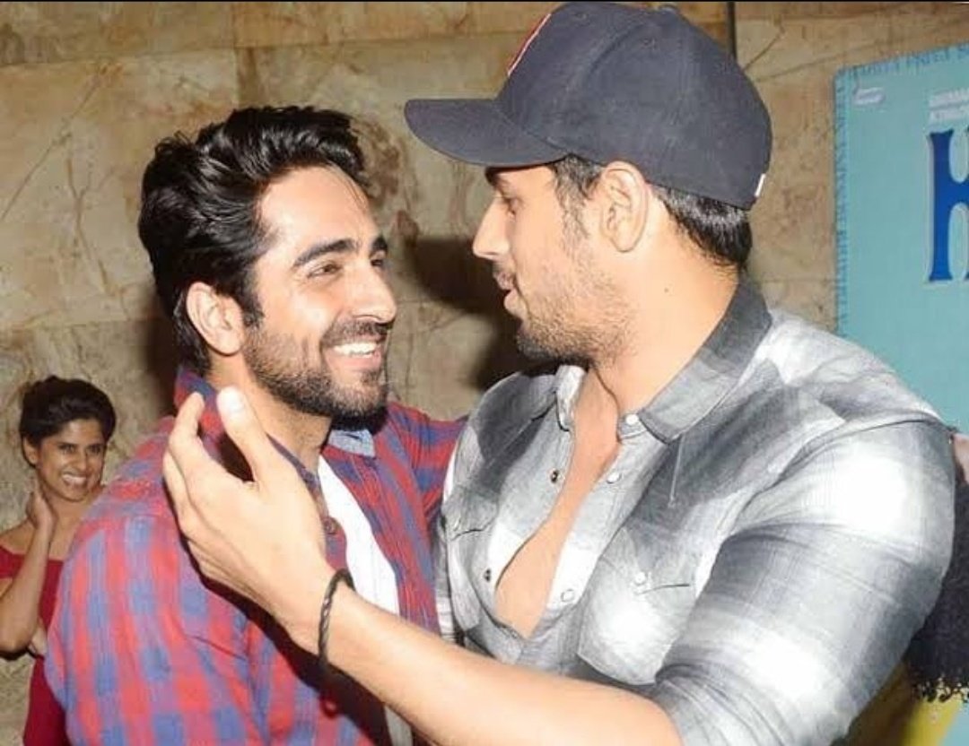 cinebrity's tweet photo. Actress @SaieTamhankar shared this pic of @SidMalhotra with @ayushmannk and captioned it as an epic Photobomb moment from screening of her film #Hunterr . 

#SidharthMalhotra #AyushmannKhurana https://t.co/e8qEEFpmzf