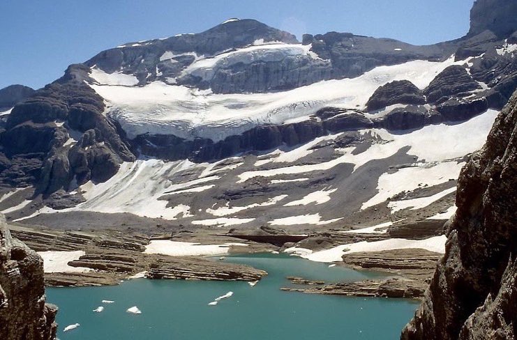 Meteo_Pyrenees's tweet photo. Monte Perdido été 1985, 1993, et hier https://t.co/eVU4klgTH5