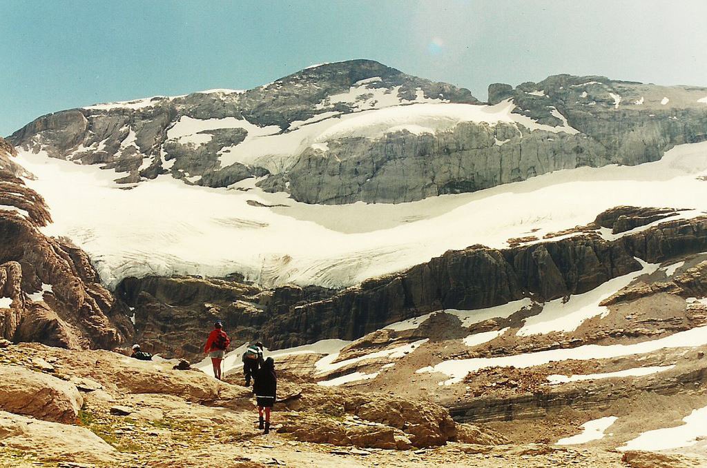 Meteo_Pyrenees's tweet photo. Monte Perdido été 1985, 1993, et hier https://t.co/eVU4klgTH5