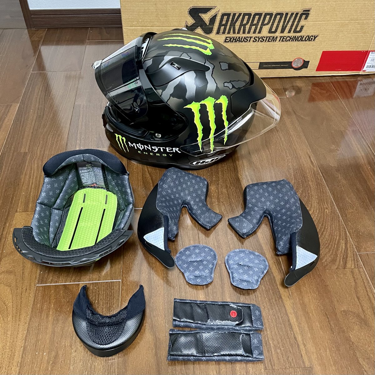 ichiro_mzd16's tweet photo. ヘルメットの内装はこまめに洗ったほうがいいと思うよ。
なんで?って、気持ち良さが違う!
#hjc #rpha11 https://t.co/YgsHvEG3yG