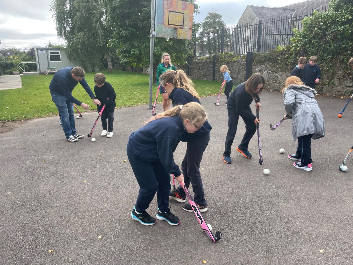 stmichaels_ns's tweet photo. Great first session of Tricks4Sticks!#hockeyireland https://t.co/PJuAxN1kuI