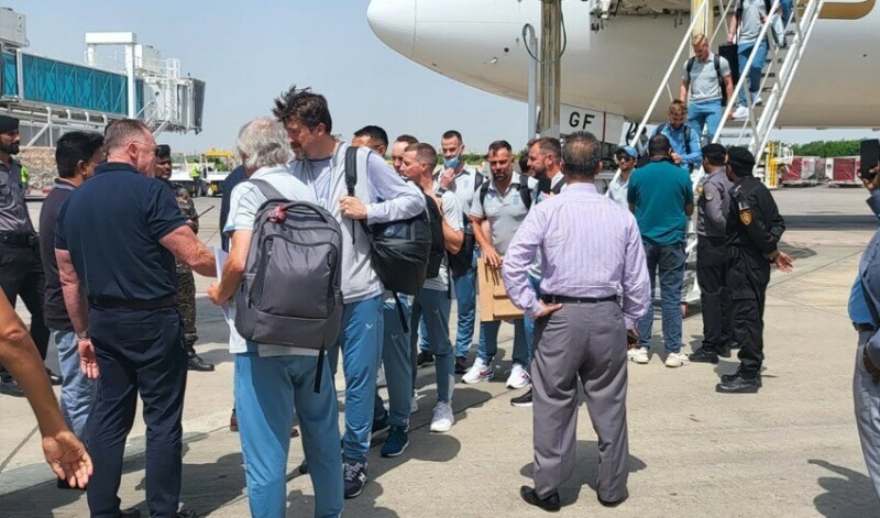 dekho_pk's tweet photo. Historic : England cricket team reaches Pakistan after 17 years https://t.co/Botv62pft0