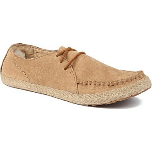 monae_bolar's tweet photo. So good I had to share! Check out all the items I'm loving on @Poshmarkapp #poshmark #fashion #style #shopmycloset #ugg: https://t.co/WiLZoBdfLJ https://t.co/f0XmOlkxgx